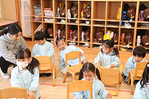 大掃除頑張っています　たんぽぽ・うさぎ・りす・きりん・ことり