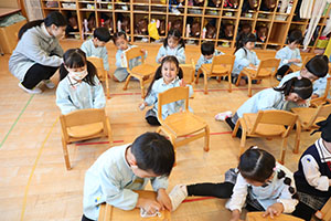 大掃除頑張っています　たんぽぽ・うさぎ・りす・きりん・ことり