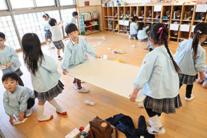 大掃除頑張っています　たんぽぽ・うさぎ・りす・きりん・ことり