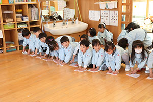 大掃除頑張っています　たんぽぽ・うさぎ・りす・きりん・ことり