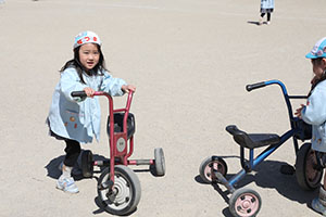 元気いっぱい園庭遊び！　あひる・こあら・ひまわり