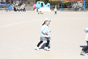 元気いっぱい園庭遊び！　あひる・こあら・ひまわり