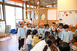 紙吹雪楽しかったね　ぺんぎん