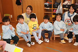 思い出帳渡し　2歳児クラス