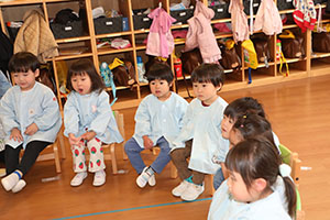 思い出帳渡し　2歳児クラス