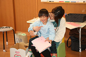思い出帳渡し　2歳児クラス