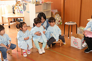 思い出帳渡し　2歳児クラス