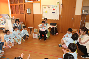 思い出帳渡し　2歳児クラス