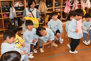 思い出帳渡し　2歳児クラス