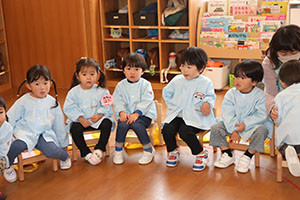 思い出帳渡し　2歳児クラス