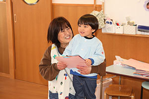 思い出帳渡し　2歳児クラス