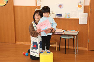 思い出帳渡し　2歳児クラス