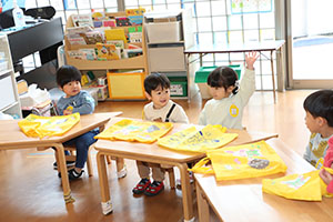 思い出帳渡し　2歳児クラス