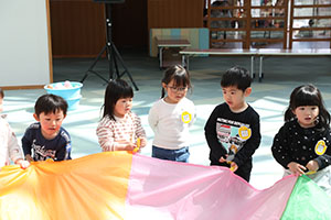 バルーン遊びとみんなでお給食　2歳児クラス