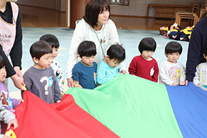 バルーン遊びとみんなでお給食　2歳児クラス