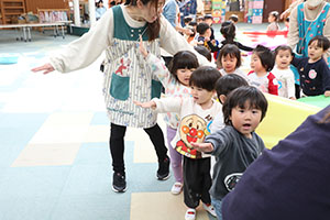 バルーン遊びとみんなでお給食　2歳児クラス