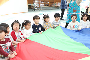 バルーン遊びとみんなでお給食　2歳児クラス