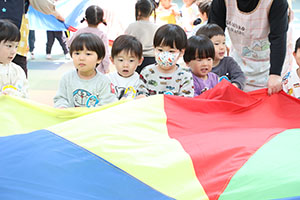 バルーン遊びとみんなでお給食　2歳児クラス