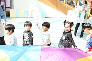 バルーン遊びとみんなでお給食　2歳児クラス