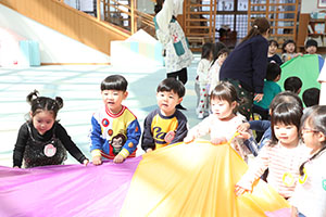 バルーン遊びとみんなでお給食　2歳児クラス