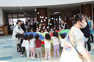 バルーン遊びとみんなでお給食　2歳児クラス