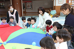 バルーン遊びとみんなでお給食　2歳児クラス