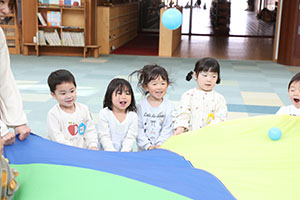 バルーン遊びとみんなでお給食　2歳児クラス