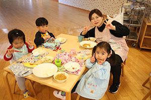 バルーン遊びとみんなでお給食　2歳児クラス