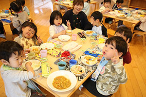 バルーン遊びとみんなでお給食　2歳児クラス