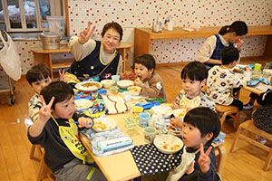 バルーン遊びとみんなでお給食　2歳児クラス