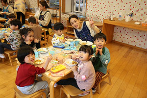 バルーン遊びとみんなでお給食　2歳児クラス