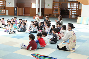バルーン遊びとみんなでお給食　2歳児クラス