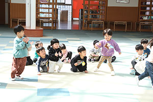 バルーン遊びとみんなでお給食　2歳児クラス