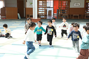 バルーン遊びとみんなでお給食　2歳児クラス