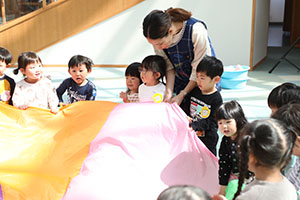 バルーン遊びとみんなでお給食　2歳児クラス