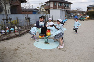 元気いっぱい園庭遊び！！　たんぽぽ