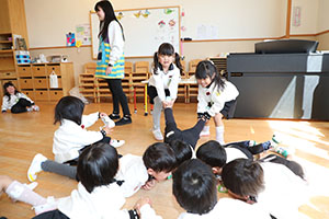 カブ抜きごっこ　ことり