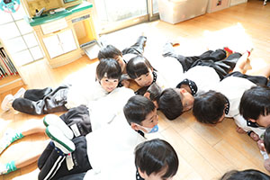 カブ抜きごっこ　ことり