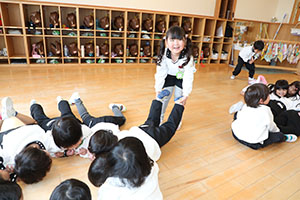 カブ抜きごっこ　ことり