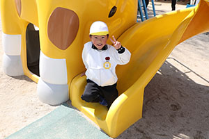 園庭遊び　年中さくら・ばら・ひまわり・たんぽぽ・2歳児ぺんぎん・ひよこ　　　　　・