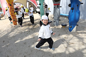 園庭遊び　年中さくら・ばら・ひまわり・たんぽぽ・2歳児ぺんぎん・ひよこ　　　　　・