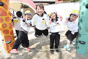 園庭遊び　年中さくら・ばら・ひまわり・たんぽぽ・2歳児ぺんぎん・ひよこ　　　　　・