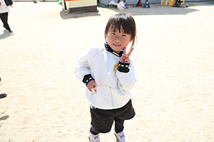 園庭遊び　年中さくら・ばら・ひまわり・たんぽぽ・2歳児ぺんぎん・ひよこ　　　　　・