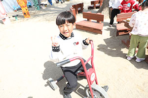 園庭遊び　年中さくら・ばら・ひまわり・たんぽぽ・2歳児ぺんぎん・ひよこ　　　　　・