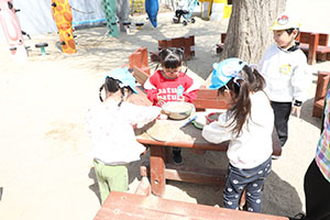 園庭遊び　年中さくら・ばら・ひまわり・たんぽぽ・2歳児ぺんぎん・ひよこ　　　　　・