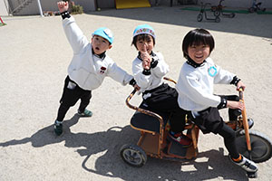 園庭遊び　年中さくら・ばら・ひまわり・たんぽぽ・2歳児ぺんぎん・ひよこ　　　　　・