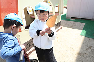園庭遊び　年中さくら・ばら・ひまわり・たんぽぽ・2歳児ぺんぎん・ひよこ　　　　　・