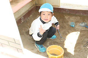 園庭遊び　年中さくら・ばら・ひまわり・たんぽぽ・2歳児ぺんぎん・ひよこ　　　　　・