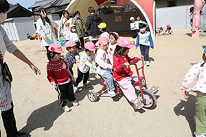 園庭遊び　年中さくら・ばら・ひまわり・たんぽぽ・2歳児ぺんぎん・ひよこ　　　　　・