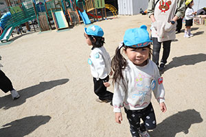 園庭遊び　年中さくら・ばら・ひまわり・たんぽぽ・2歳児ぺんぎん・ひよこ　　　　　・